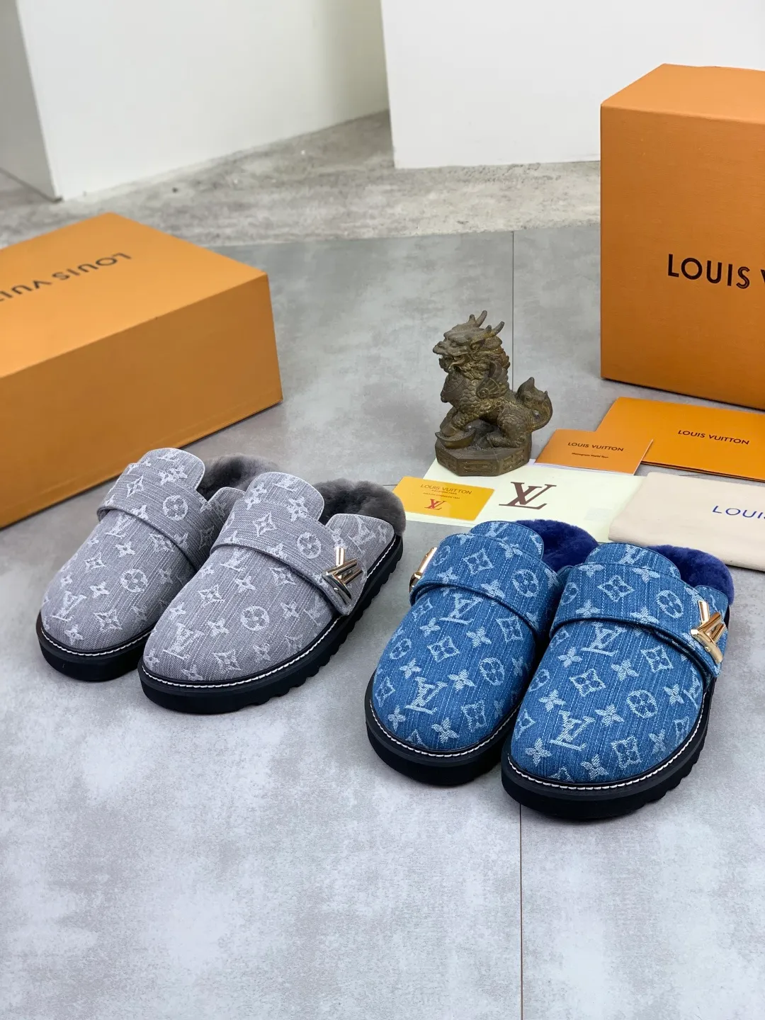 Men's Men's Shoes P480 New Couple Style LV Louis Vuitton L Family Donkey Brand Latest Easy Series Birkenstock Baotou Thick Sole Wool Slippers Sandals Original purchase, development and production This LV Easy sandal is made of suede cow leather, with Monogram pattern to highlight the trendy style. Adjustable straps with illuminated LV letters, flexible insoles and micro outsoles provide a light and comfortable experience. Exquisite packaging at the delivery counter 🛍📦 ▪️Fabric: Original custom imported first-layer cowhide ▪️Inner lining: Original customized warm wool lining ▪️Outsole: Original open-molded rubber foam material ▪️Sole thickness: 4CM ▪️Size: Men and women 35-45